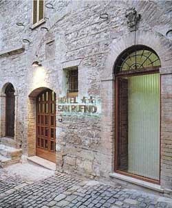 Hotel 2 stelle in Assisi Basilica di Santa Chiara - San Rufino